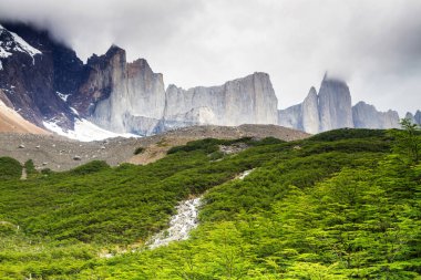 Manzaranın destansı güzelliği. Güney Şili 'deki Torres del Paine Ulusal Parkı. Lago Nordernskjold ve arkada dağlar. Valle de Frances ve Buzul Frances görünümü.