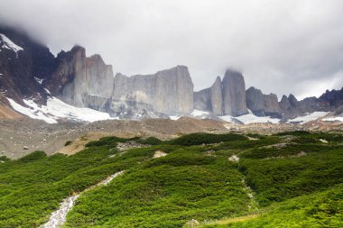 Manzaranın destansı güzelliği. Güney Şili 'deki Torres del Paine Ulusal Parkı. Lago Nordernskjold ve arkada dağlar. Valle de Frances ve Buzul Frances görünümü.