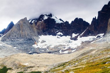 Manzaranın destansı güzelliği. Güney Şili 'deki Torres del Paine Ulusal Parkı. Lago Nordernskjold ve arkada dağlar. Valle de Frances ve Buzul Frances görünümü.