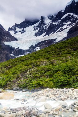 Manzaranın destansı güzelliği. Güney Şili 'deki Torres del Paine Ulusal Parkı. Lago Nordernskjold ve arkada dağlar. Valle de Frances ve Buzul Frances görünümü.
