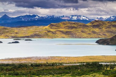 Manzaranın destansı güzelliği. Güney Şili 'deki Torres del Paine Ulusal Parkı. Lago Nordernskjold ve arkada dağlar