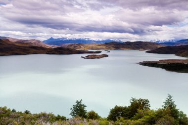 Manzaranın destansı güzelliği. Güney Şili 'deki Torres del Paine Ulusal Parkı. Lago Nordernskjold ve arkada dağlar