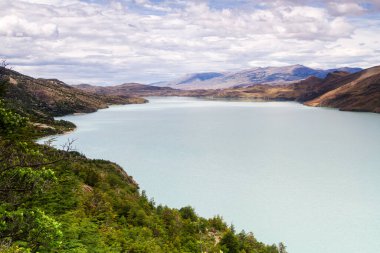 Manzaranın destansı güzelliği. Güney Şili 'deki Torres del Paine Ulusal Parkı. Lago Nordernskjold ve arkada dağlar