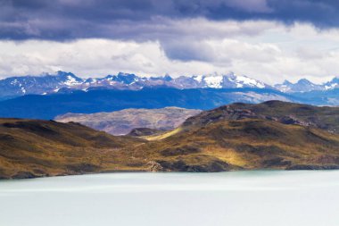 Manzaranın destansı güzelliği. Güney Şili 'deki Torres del Paine Ulusal Parkı. Lago Nordernskjold ve arkada dağlar