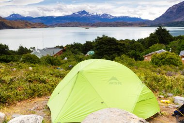 TORRES DEL AİLE ULUSAL PARK, ŞİLİ - 26 HAZİRAN 2016: Güney Şili 'deki Torres del Paine Ulusal Parkı' nın destansı güzelliği. Lago Nordernskjold ve arkada dağlar