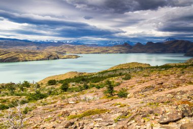 Manzaranın destansı güzelliği. Güney Şili 'deki Torres del Paine Ulusal Parkı. Lago Nordernskjold ve arkada dağlar