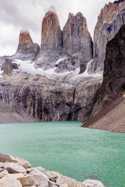 Patagonya, Şili 'deki Torres del Paine Ulusal Parkı' nda yeşil göl