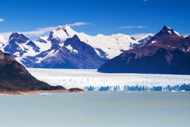 Patagonya, Arjantin 'deki Perito Moreno buzulu. Arjantin 'in Santa Cruz eyaletindeki Los Glaciares Ulusal Parkı. Patagonya 'nın en önemli turistik merkezlerinden biridir.