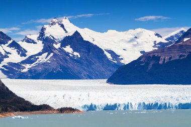 Patagonya, Arjantin 'deki Perito Moreno buzulu. Arjantin 'in Santa Cruz eyaletindeki Los Glaciares Ulusal Parkı. Patagonya 'nın en önemli turistik merkezlerinden biridir.