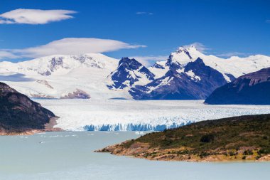 Patagonya, Arjantin 'deki Perito Moreno buzulu. Arjantin 'in Santa Cruz eyaletindeki Los Glaciares Ulusal Parkı. Patagonya 'nın en önemli turistik merkezlerinden biridir.