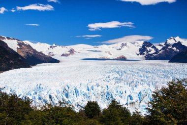 Patagonya, Arjantin 'deki Perito Moreno buzulu. Arjantin 'in Santa Cruz eyaletindeki Los Glaciares Ulusal Parkı. Patagonya 'nın en önemli turistik merkezlerinden biridir.