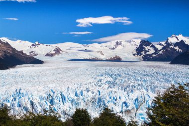 Patagonya, Arjantin 'deki Perito Moreno buzulu. Arjantin 'in Santa Cruz eyaletindeki Los Glaciares Ulusal Parkı. Patagonya 'nın en önemli turistik merkezlerinden biridir.