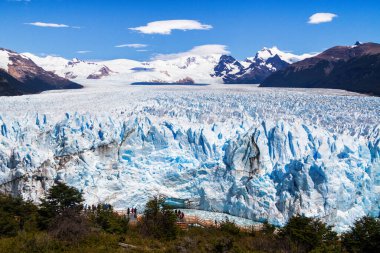 Patagonya, Arjantin 'deki Perito Moreno buzulu. Arjantin 'in Santa Cruz eyaletindeki Los Glaciares Ulusal Parkı. Patagonya 'nın en önemli turistik merkezlerinden biridir.