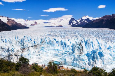 Patagonya, Arjantin 'deki Perito Moreno buzulu. Arjantin 'in Santa Cruz eyaletindeki Los Glaciares Ulusal Parkı. Patagonya 'nın en önemli turistik merkezlerinden biridir.