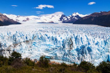 Patagonya, Arjantin 'deki Perito Moreno buzulu. Arjantin 'in Santa Cruz eyaletindeki Los Glaciares Ulusal Parkı. Patagonya 'nın en önemli turistik merkezlerinden biridir.