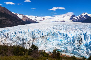 Patagonya, Arjantin 'deki Perito Moreno buzulu. Arjantin 'in Santa Cruz eyaletindeki Los Glaciares Ulusal Parkı. Patagonya 'nın en önemli turistik merkezlerinden biridir.