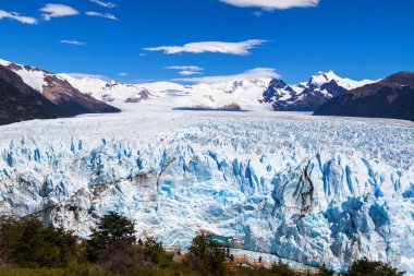 Patagonya, Arjantin 'deki Perito Moreno buzulu. Arjantin 'in Santa Cruz eyaletindeki Los Glaciares Ulusal Parkı. Patagonya 'nın en önemli turistik merkezlerinden biridir.