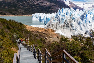 PERITO MORENO, ARGENTINA - 30 Ocak 2015: Patagonya 'da Buzul. Arjantin 'in Santa Cruz eyaletindeki Los Glaciares Ulusal Parkı. Patagonya 'nın en önemli turistik merkezlerinden biridir.