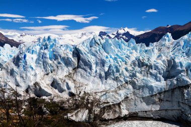 Patagonya, Arjantin 'deki Perito Moreno buzulu. Arjantin 'in Santa Cruz eyaletindeki Los Glaciares Ulusal Parkı. Patagonya 'nın en önemli turistik merkezlerinden biridir.