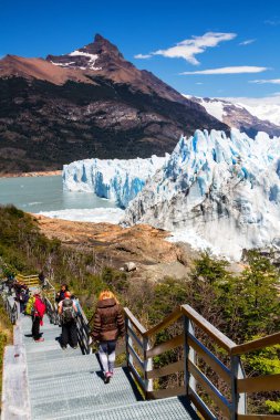 PERITO MORENO, ARGENTINA - 30 Ocak 2015: Patagonya 'da Buzul. Arjantin 'in Santa Cruz eyaletindeki Los Glaciares Ulusal Parkı. Patagonya 'nın en önemli turistik merkezlerinden biridir.