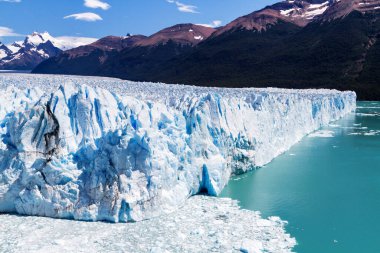 Patagonya, Arjantin 'deki Perito Moreno buzulu. Arjantin 'in Santa Cruz eyaletindeki Los Glaciares Ulusal Parkı. Patagonya 'nın en önemli turistik merkezlerinden biridir.