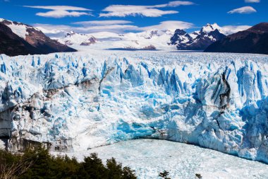 Patagonya, Arjantin 'deki Perito Moreno buzulu. Arjantin 'in Santa Cruz eyaletindeki Los Glaciares Ulusal Parkı. Patagonya 'nın en önemli turistik merkezlerinden biridir.