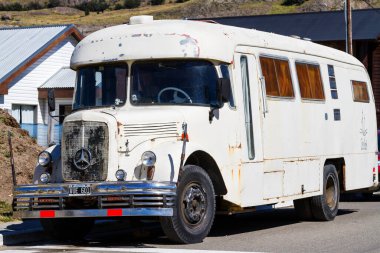 EL CHALTEN, ARGENTINA - 10 Şubat 2016: El Chalten, Patagonya, Arjantin 'de sokakta paslanan eski Mercedes cesedi