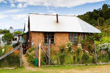 PUERTO RIO TRANQUILO, ŞİLYE - 8 Şubat 2016: Puerto Rio Tranquilo, Carretera Austral, Patagonya, Şili 'de eski bir ahşap bina