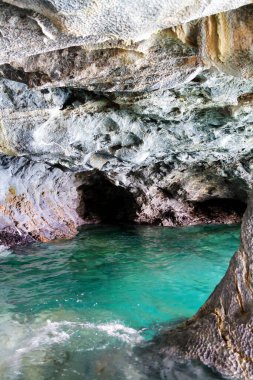 Eşsiz mermer mağaralar (Capillas del Marmol). General Carrera Gölü, Lago Buenos Aires 'i de çağırır. Patagonya 'nın kuzeyinde. Şili.