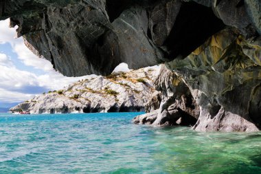 Eşsiz mermer mağaralar (Capillas del Marmol). General Carrera Gölü, Lago Buenos Aires 'i de çağırır. Patagonya 'nın kuzeyinde. Şili.