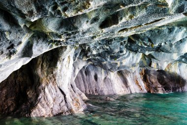 Eşsiz mermer mağaralar (Capillas del Marmol). General Carrera Gölü, Lago Buenos Aires 'i de çağırır. Patagonya 'nın kuzeyinde. Şili.