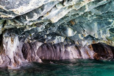 Eşsiz mermer mağaralar (Capillas del Marmol). General Carrera Gölü, Lago Buenos Aires 'i de çağırır. Patagonya 'nın kuzeyinde. Şili.
