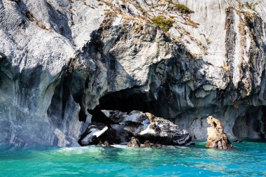 Eşsiz mermer mağaralar (Capillas del Marmol). General Carrera Gölü, Lago Buenos Aires 'i de çağırır. Patagonya 'nın kuzeyinde. Şili.
