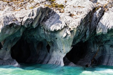 Eşsiz mermer mağaralar (Capillas del Marmol). General Carrera Gölü, Lago Buenos Aires 'i de çağırır. Patagonya 'nın kuzeyinde. Şili.