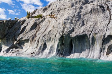Eşsiz mermer mağaralar (Capillas del Marmol). General Carrera Gölü, Lago Buenos Aires 'i de çağırır. Patagonya 'nın kuzeyinde. Şili.