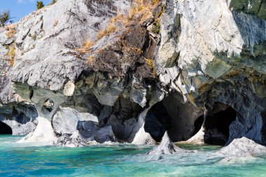 Eşsiz mermer mağaralar (Capillas del Marmol). General Carrera Gölü, Lago Buenos Aires 'i de çağırır. Patagonya 'nın kuzeyinde. Şili.