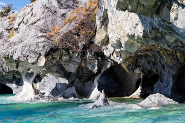Eşsiz mermer mağaralar (Capillas del Marmol). General Carrera Gölü, Lago Buenos Aires 'i de çağırır. Patagonya 'nın kuzeyinde. Şili.