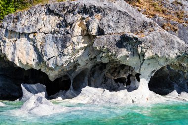 Eşsiz mermer mağaralar (Capillas del Marmol). General Carrera Gölü, Lago Buenos Aires 'i de çağırır. Patagonya 'nın kuzeyinde. Şili.