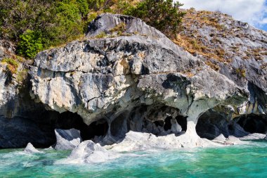 Eşsiz mermer mağaralar (Capillas del Marmol). General Carrera Gölü, Lago Buenos Aires 'i de çağırır. Patagonya 'nın kuzeyinde. Şili.