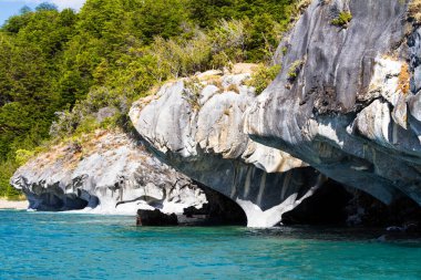 Eşsiz mermer mağaralar (Capillas del Marmol). General Carrera Gölü, Lago Buenos Aires 'i de çağırır. Patagonya 'nın kuzeyinde. Şili.