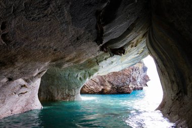 Eşsiz mermer mağaralar (Capillas del Marmol). General Carrera Gölü, Lago Buenos Aires 'i de çağırır. Patagonya 'nın kuzeyinde. Şili.