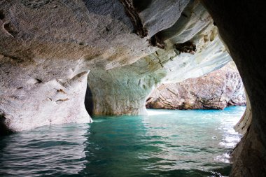 Eşsiz mermer mağaralar (Capillas del Marmol). General Carrera Gölü, Lago Buenos Aires 'i de çağırır. Patagonya 'nın kuzeyinde. Şili.