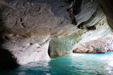 Eşsiz mermer mağaralar (Capillas del Marmol). General Carrera Gölü, Lago Buenos Aires 'i de çağırır. Patagonya 'nın kuzeyinde. Şili.