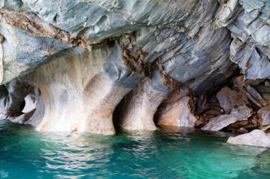 Eşsiz mermer mağaralar (Capillas del Marmol). General Carrera Gölü, Lago Buenos Aires 'i de çağırır. Patagonya 'nın kuzeyinde. Şili.