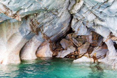 Eşsiz mermer mağaralar (Capillas del Marmol). General Carrera Gölü, Lago Buenos Aires 'i de çağırır. Patagonya 'nın kuzeyinde. Şili.