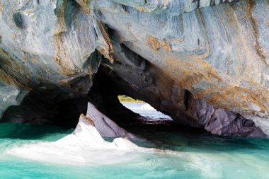 Eşsiz mermer mağaralar (Capillas del Marmol). General Carrera Gölü, Lago Buenos Aires 'i de çağırır. Patagonya 'nın kuzeyinde. Şili.