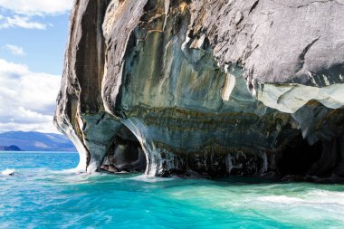 Eşsiz mermer mağaralar (Capillas del Marmol). General Carrera Gölü, Lago Buenos Aires 'i de çağırır. Patagonya 'nın kuzeyinde. Şili.
