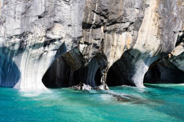 Eşsiz mermer mağaralar (Capillas del Marmol). General Carrera Gölü, Lago Buenos Aires 'i de çağırır. Patagonya 'nın kuzeyinde. Şili.