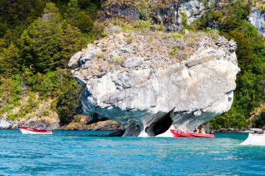PUERTO RIO TRANQUILO, ŞİLİ - 5 Şubat 2015: Eşsiz mermer mağaralar (Capillas del Marmol). General Carrera Gölü, Lago Buenos Aires 'i de çağırır. Patagonya 'nın kuzeyinde. Şili.