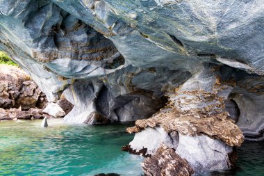 Eşsiz mermer mağaralar (Capillas del Marmol). General Carrera Gölü, Lago Buenos Aires 'i de çağırır. Patagonya 'nın kuzeyinde. Şili.